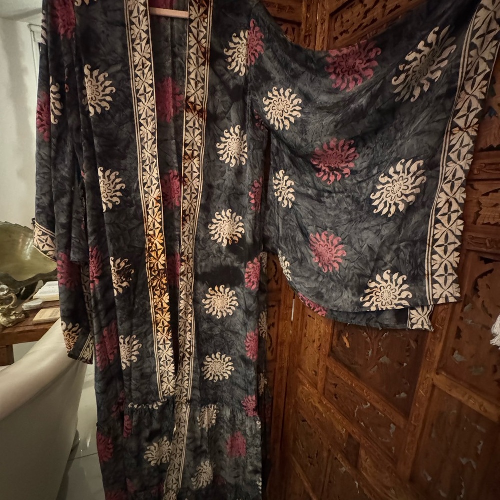 Elegant Floral Kimono in Black and Red